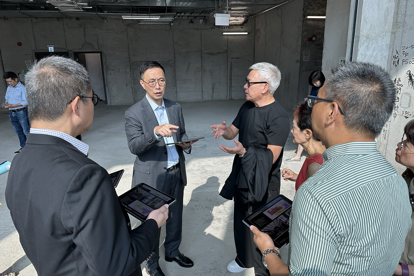 The Secretary for Culture, Sports and Tourism, Mr Kevin Yeung, visited the new location of HKDC in Sham Shui Po on 3 October 2024 to understand the progress of the development of DX design hub.